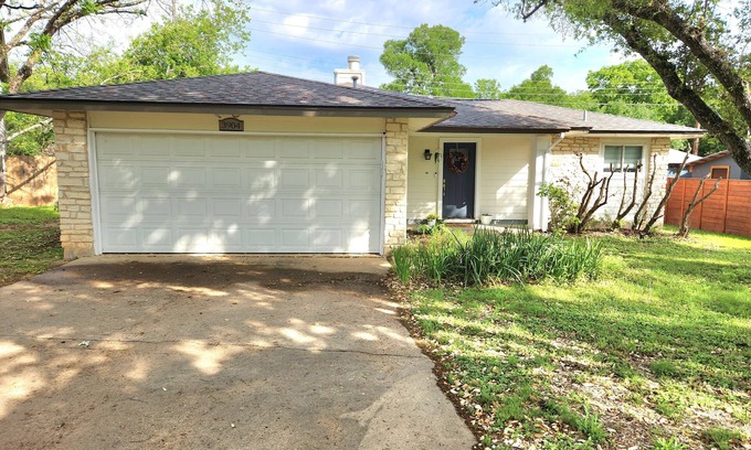 Austin House | Dog Friendly in South Austin
