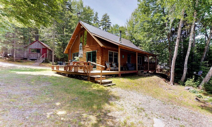 Rockwood Cabin | Dog-Friendly Lakefront Log Cabin with Peaceful Atmosphere, Dock & Boat Launch