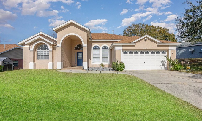 Greater Groves House | Dog-Friendly! Near Disney with Pool