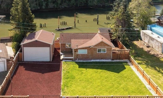Aberdeen House | Dog Friendly, River Front Home. Fishing, Kayaks, Fenced, Firepit, Crab pots