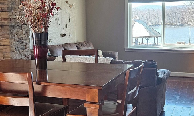 Cassville House | Dog-friendly riverview home on the Mississippi!