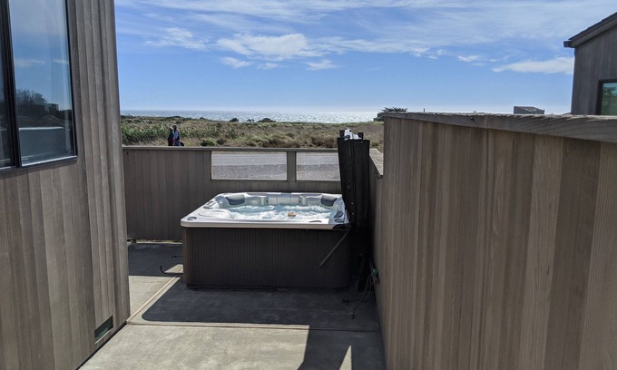Sea Ranch House | Dog friendly Sea Ranch getaway nestled in-between the ocean and golf course