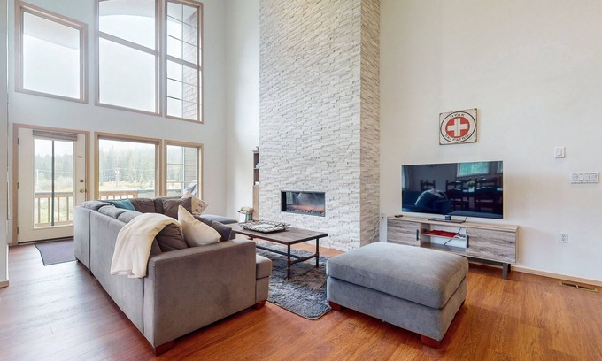 Snoqualmie Pass House | Dog-friendly ski view house with deck and gas grill, dedicated workspace, & W/D