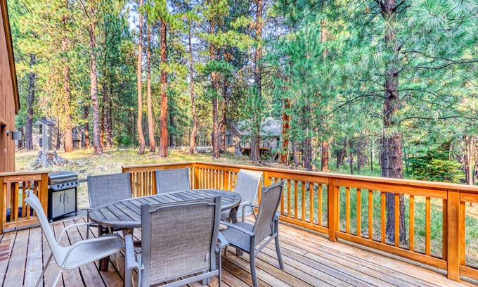 Black Butte Ranch Cabin | Dog-friendly cabin with fireplace, hot tub, pool, & sauna
