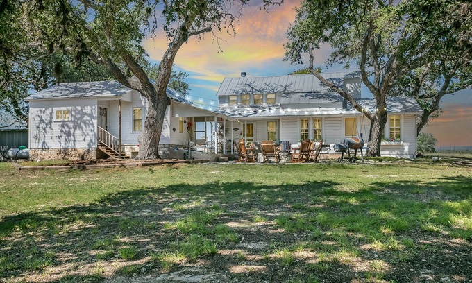 Stonewall Cottage | Dollhouse | 1/1 | King Bed | Pet Friendly w/Fee