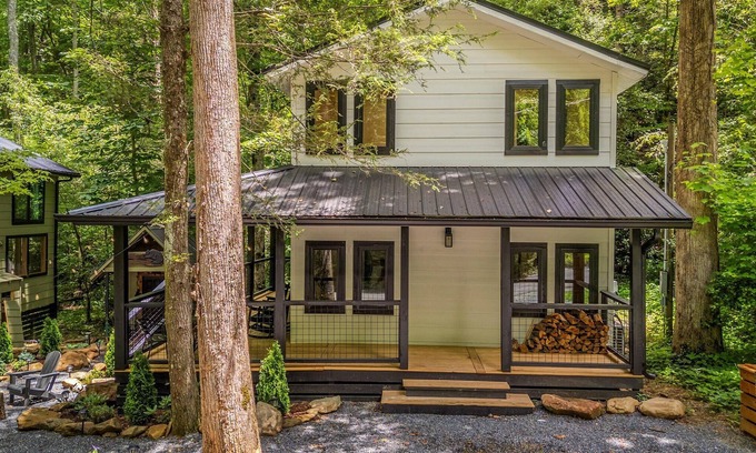 Rocky Grove Cabin | Dolly’s Mountain Retreat – Brand New & Cozy Escape