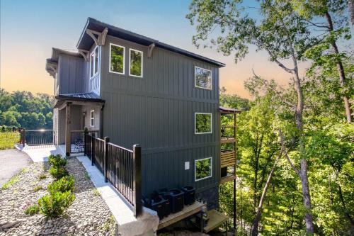 Pigeon Forge House | Dollywood Retreat with Hot Tub Indoor Pool & Game Room - Sleeps 11