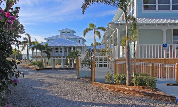 Key Largo Hotel | Dolphin Point Villas