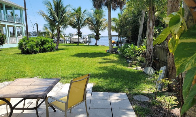 South Grant Cottage | Dolphin Watch On The Indian River From Your Own Beach Or Dock!!!