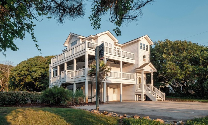 Southern Shores House | DolphinInnOBX- 7BR, Pirate Ship, Steps to Ocean, Pool, Golf, Gym, Pickleball,