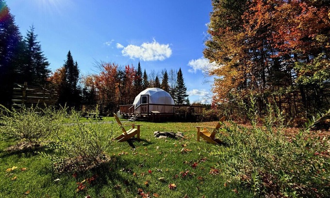 Saint-Gabriel-de-Valcartier House | Dome # 2 with view to the mountains.