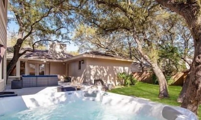 Mesa Oaks House | Domain Deluxe-Spacious 5bd Modern Retreat, Hot Tub