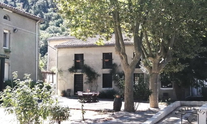 Mouthoumet House | Domaine Castelnaut : Gîte and Château