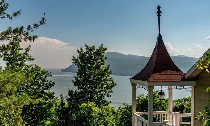Baie-St-Paul Ski Chalet | DOMAINE DU CAP CHARLEVOIX | River and mountain views