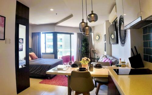 Maribago Apartment | Dominiks pink dream Studio Balcony Ocean View Balcony Fast-Wifi at Tambuli Resort High Floor