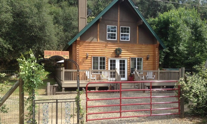 Three Rivers Cabin | Donna's Doll House located 4.5 miles from Sequoia National Park.