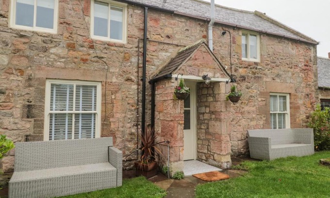 Beadnell House | Donni Hall Cottage