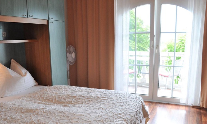 Podersdorf am See House | Doppelzimmer mit Balkon & Seeblick, West - Seehotel Herlinde