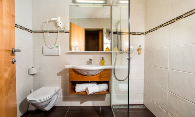 Loipersdorf bei Fuerstenfeld House | Doppelzimmer Lavendel - 1 Nacht Inkl. Therme - Thermenhotel Vier Jahreszeiten