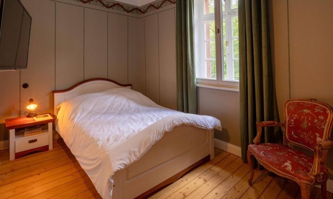 Ahutte Bed & Breakfast | Doppelzimmer mit Wandverzierung - Museumsbahnhof Ahütte