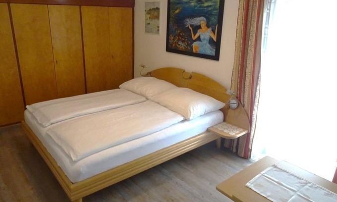 Schuttdorf Apartment | Doppelzimmer mit Du od. Bad, WC, Balkon - Haus Berger
