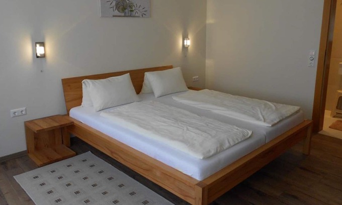 Illmitz Apartment | Doppelzimmer mit Dusche, WC - Weingut-gästehaus Palkowitsch