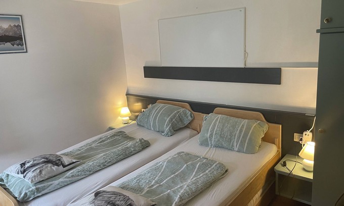 Stall Bed & Breakfast | Doppelzimmer Stieflberg mit Dusche Toilette und Frühstück