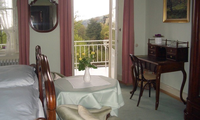 Badenweiler Apartment | Doppelzimmer "vogesenzimmer" mit Etagen-dusche und Balkon
