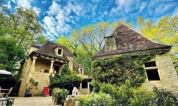 Mauzens-et-Miremont House | Dordogne: Idyllic stay in an exceptional artist's house with swimming pool.