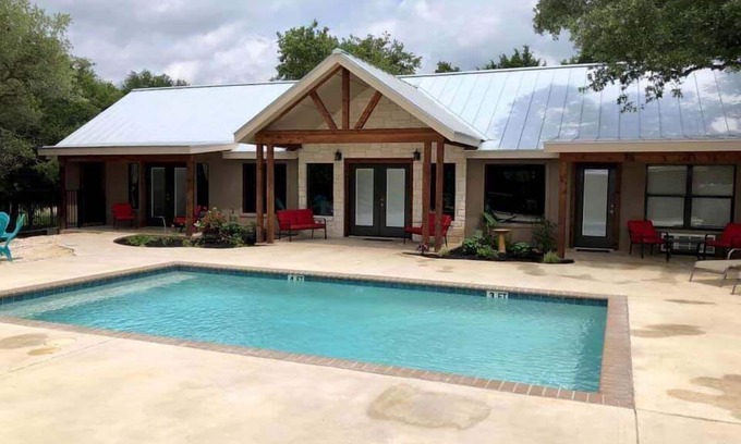 Concan House | Dos Oakes @ Frio Select Rental Homes