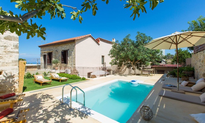 Mesi Villa | Dotira, chemical-free pool, walking distance to taverna, 5' from a sandy beach