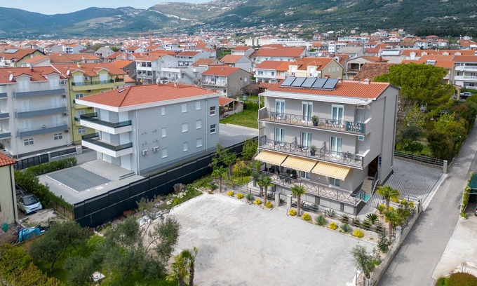 Kastel Sucurac Apartment | Double bed Room With Private Bathroom and Balcony