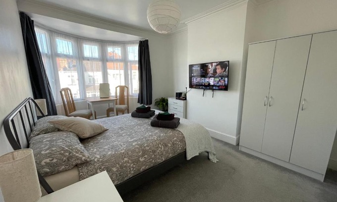 Sudbury House | Double Bedroom with TV in Sudbury Hill Wembley - 10 mins from Wembley Stadium