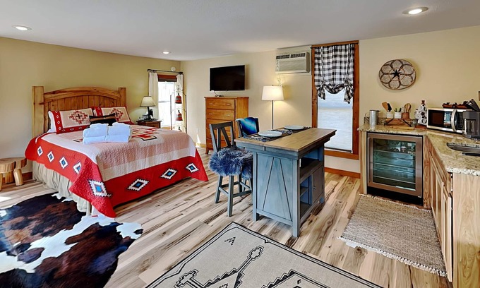 Alto House | Double Eagle 2 | Pet Friendly, Upgraded + Across from Flying J Ranch!