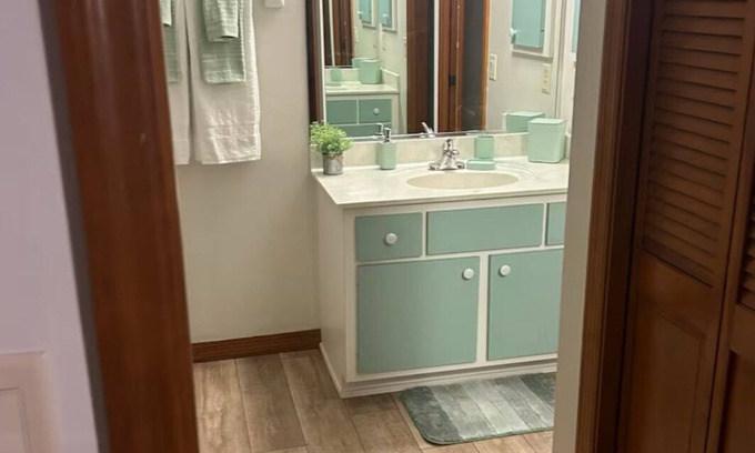 Fellowship House | Double King beds Oasis Getaway close to WEC
