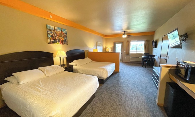Spring Brook Hotel | Double Queen Hotel Room @ Spring Brook Resort