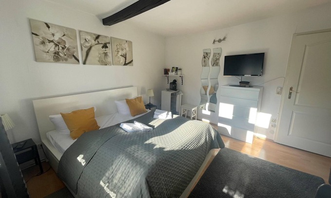 Marburg Apartment | Double room 17 with shared bathroom - Gartenlaube Marburg
