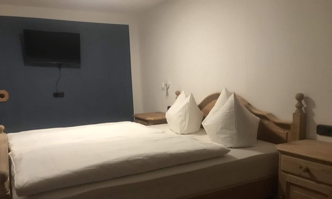 Hirschegg House | Double room (2-3 P) with shower / WC - Gasthof Hirsch