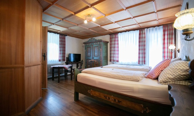 Tennenbronn Apartment | Double room 2 with shower and WC
