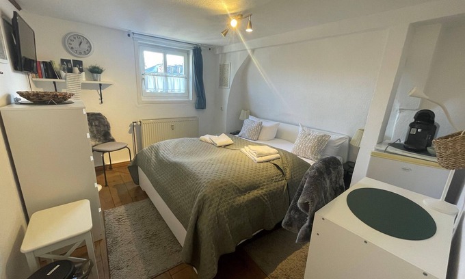 Marburg Apartment | Double room 7 with shared bathroom - Gartenlaube Marburg