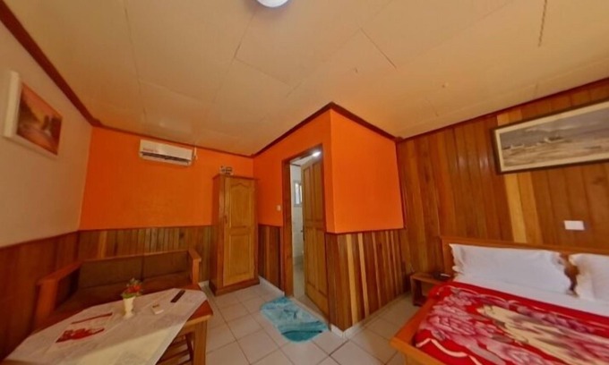 Kribi Hotel | Double room-Basic-Ensuite with Shower-Courtyard view