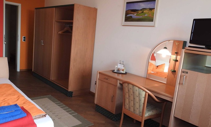 Rugen Island Apartment | Double room Cat. I - Double Room Golf-Centrum Schloss Karnitz