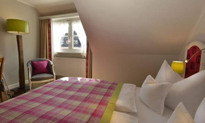 Erpfingen Apartment | Double room Kobel, 18 sqm, bathroom with shower