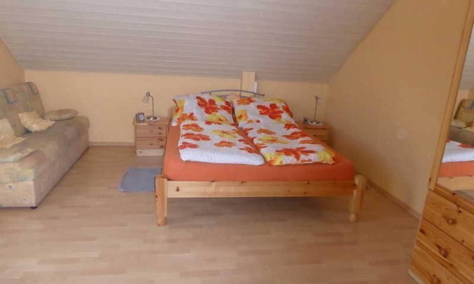 Herbolzheim Apartment | Double room no. 4, approx. 22m², shared bathroom - Bea's Gästezimmer