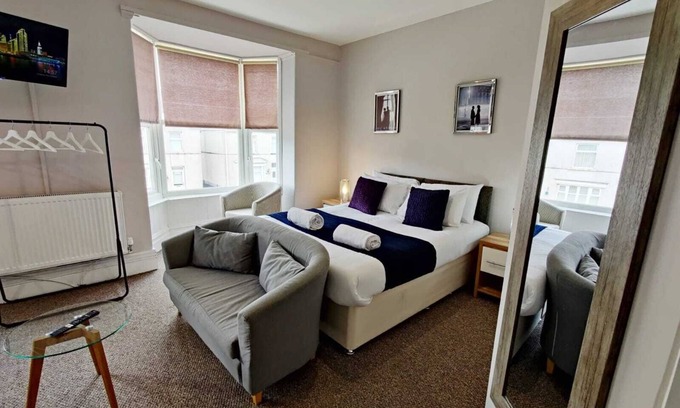 Gorseinon House | Double Room, Parking