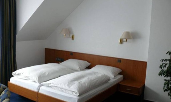 Emden House | Double room, shower, toilet - Am Boltentor, Hotel garni