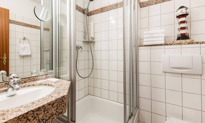 Hasseldieksdamm House | Double room, shower, toilet, Classic - Hotel Birke