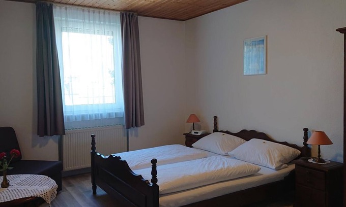 Enkirch Bed & Breakfast | Double room, shower, WC - Gasthaus zum Weinstock