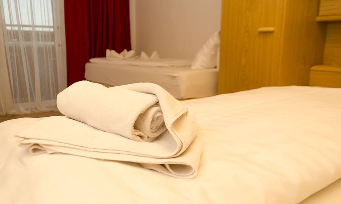 Podersdorf am See House | Double room with shower, WC - Hotel Gästehaus Herlinde