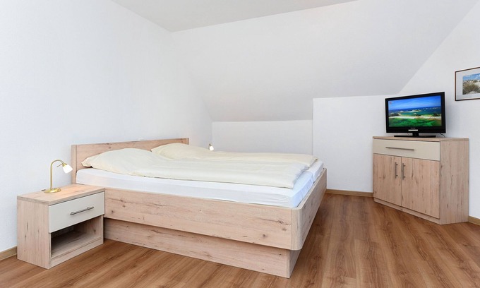 Neuharlingersiel Cottage | Double room with balcony or terrace - Double room in the Hotel-Pension